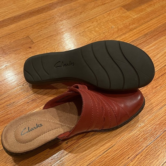 Clarks Red/Burnt Orange Mules Comfortable Slip-On Design - Picture 2 of 4
